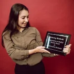 Kristal Plaket mi Ahşap Plaket mi? Doğru Tercih Rehberi
